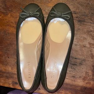 Talbots 8.5 dark olive green quilted leather flats. Excellent used condition.
